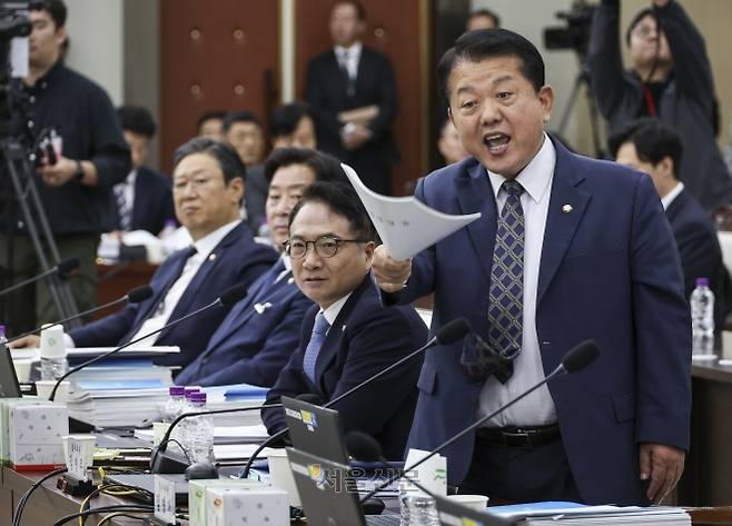 김병주(오른쪽) 더불어민주당 의원이 13일 서울 용산구 국방부 청사에서 열린 2025 국방부 국정감사에서 ‘내란’ 표현을 두고 성일종 국회 국방위원장에게 항의하고 있다. 2025.10.13 국회사진기자단
