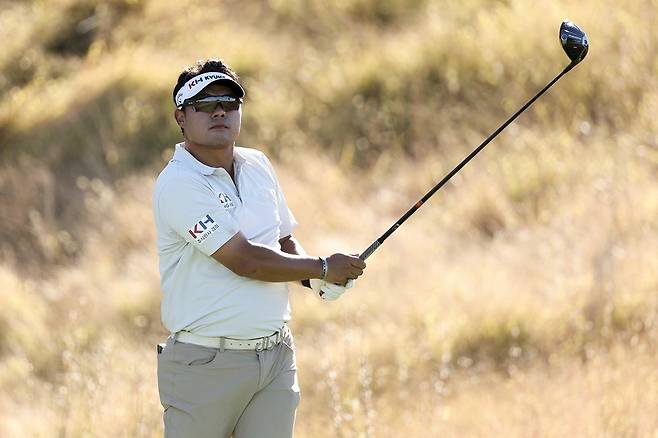 서른이라는&nbsp;적지 않은 나이에 꿈을 위해 도전에 나섰던&nbsp;‘불곰’ 이승택이 마침내 내년 시즌 PGA 투어 카드를 획득했다. 콘페리투어 파이널스 최종전에 나선 이승택의 모습. 사진제공 | PGA 투어