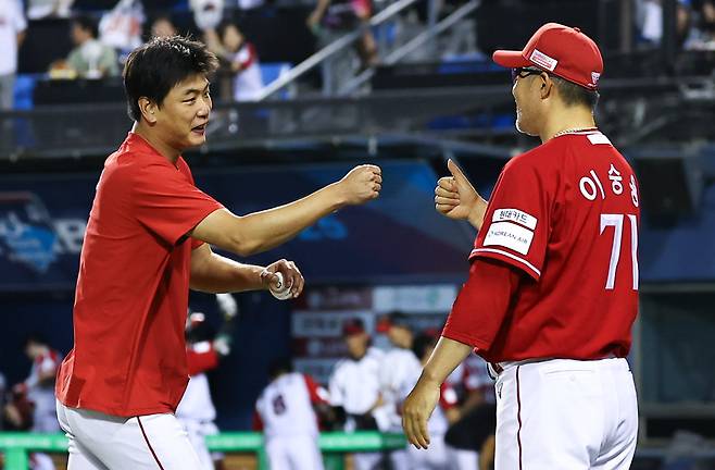 SSG 김광현(왼쪽)과 이숭용 감독. 뉴시스