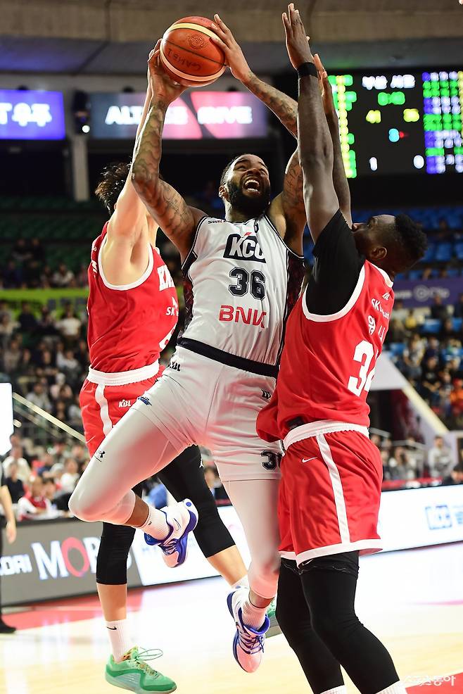 KCC 숀 롱(가운데)이 13일 잠실학생체육관에서 열린 SK전에서 자밀 워니(오른쪽) 등 상대 선수 사이에서 골밑 공격을 시도하고 있다. 사진제공｜KBL