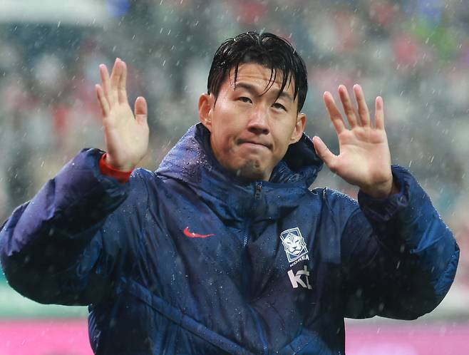 축구대표팀 손흥민이 10일 브라질과의 친선경기를 마친 후 팬들에게 인사하고 있다. 연합뉴스