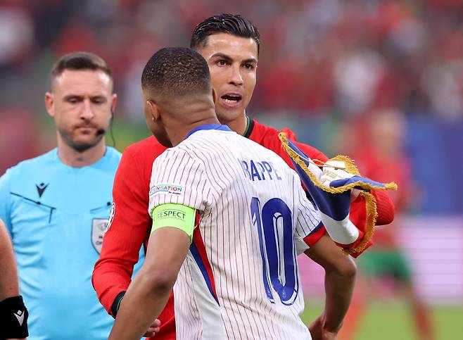 크리스티아누 호날두(왼쪽)와 킬리안 음바페.  게티이미지코리아