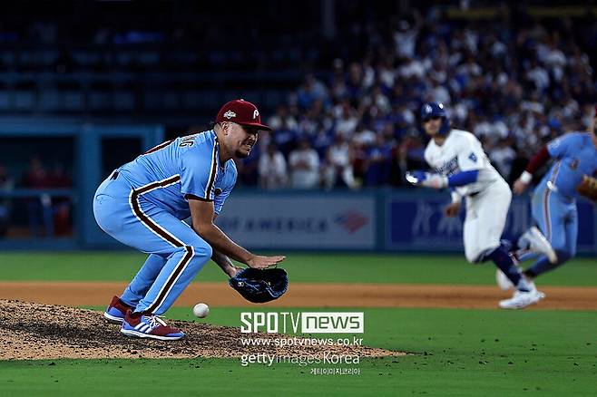 ▲ 커커링은 공을 잡은 뒤 1루로 던졌으면 됐지만 당황한 나머지 홈 악송구를 저지르며 고개를 숙였다