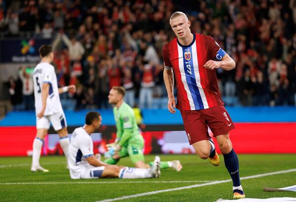 ▲ 노르웨이의 옐링 홀란드와 포르투갈의 크리스티아누 호날두 모두 2026 북중미 월드컵 유럽 예선에서 페널티킥을 실축했다. 차이는 홀란드는 이후 해트트릭을 해냈고 호날두는 침묵했다는 점이다. ⓒ연합뉴스/REUTERS/AFP