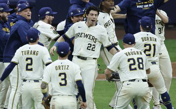 ▲ LA다저스와 밀워키 브루워스는 내셔널리그 챔피언십 시리즈에서 치열하게 싸울 것으로 보인다. 김혜성의 활약 여부에도 관심이 집중된다. ⓒ연합뉴스/GETTY IMAGES USA/AFP/UPI