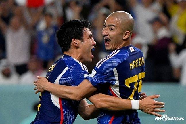 2022 국제축구연맹(FIFA) 카타르월드컵 크로아티아전에서 득점 후 기뻐하는 마에다 다이젠(오른쪽)과 엔도 와타루. /AFPBBNews=뉴스1