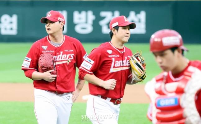 김민(왼쪽)이 준PO 2차전에서 이닝을 실점 없이 막아낸 뒤 더그아웃으로 향하고 있다. /사진=강영조 선임기자