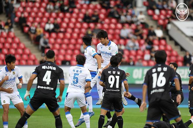 인천 유나이티드 김건희가 12일 탄천종합운동장에서 열린 성남FC전에서 전반 1분 코너킥 상황에서 선제골을 터뜨리는 순간. /사진=인천 유나이티드 제공