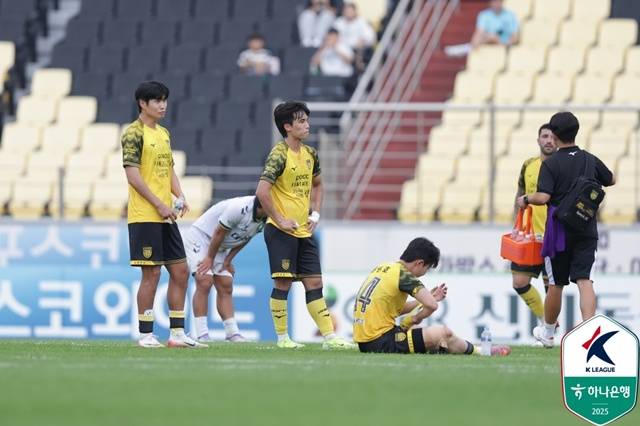 아쉬워하는 전남 드래곤즈 선수들. /사진=한국프로축구연맹 제공