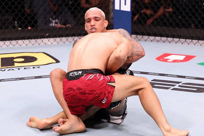 올리베이라가 감롯에게 초크를 걸고 있다. /사진=UFC 제공