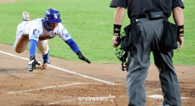 김성윤의 내야 안타 후 송구 실책 때 2,3루를 돌아 홈까지 파고드는 김지찬. /사진=강영조 선임기자