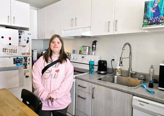 발달장애인 케이티 존슨 씨가 자신이 살고 있는 ‘코러스 아파트(Chorus Apartments)’ 집 내부를 소개하고 있다. 이 아파트에는 발달장애인 20가구와 비장애인 51가구가 함께 거주한다. 푸르메재단 제공&nbsp;