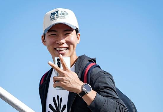 13일(한국시간) LA 다저스 김혜성이 내셔널리그 챔피언십 시리즈가 열리는 밀워키로 향하는 전세기에 올라타는 모습이 공개됐다. 앞선 포스트시즌 6경기에서 한 차례 대주자 출전에 그쳤던 김혜성은 비슷한 역할을 맡은 외야수 저스틴 딘과 로스터 한 자리를 놓고 경쟁할 것으로 예측됐다. LA 다저스 SNS