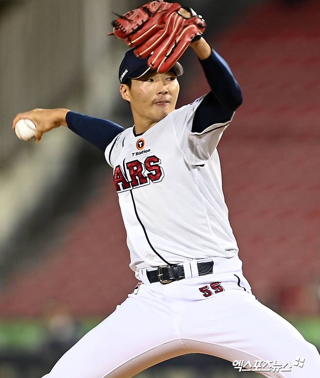 13일 오후 서울 송파구 잠실야구장에서 열린 '2022 신한은행 SOL KBO리그’ LG 트윈스와 두산 베어스의 경기, 6회초 두산 이승진이 공을 힘차게 던지고 있다. 엑스포츠뉴스 DB