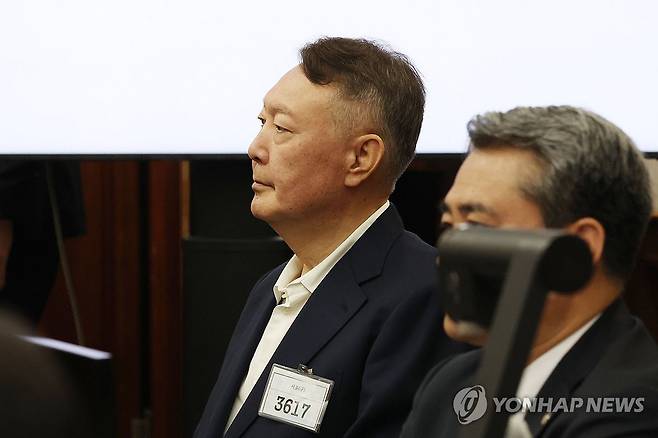 윤석열, '특검기소' 첫 재판 출석 (서울=연합뉴스) 윤석열 전 대통령이 26일 서울 서초구 서울중앙지법에서 열린 특수공무집행방해, 직권남용 권리행사방해 등 혐의 사건 1차 공판에 출석해 있다. 2025.9.26 [사진공동취재단] photo@yna.co.kr