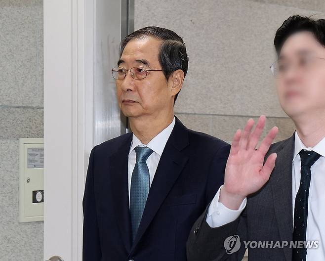 '내란 방조혐의' 한덕수 재판 출석 (서울=연합뉴스) 서명곤 기자 = 내란 우두머리 방조 혐의를 받는 한덕수 전 국무총리가 13일 서울 서초구 서울중앙지법에서 열린 내란 우두머리 방조, 위증, 허위공문서 작성 및 행사 등 혐의 사건 재판에 출석하고 있다. 2025.10.13 seephoto@yna.co.kr