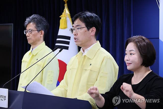 국정자원 화재 관련 중대본 브리핑 (서울=연합뉴스) 이정훈 기자 = 김민재 중앙재난안전대책본부 제1차장(행정안전부 차관)이 13일 서울 종로구 정부서울청사에서 국가정보자원관리원 행정정보시스템 화재 관련 중앙재난안전대책본부 브리핑을 하고 있다. 2025.10.13 uwg806@yna.co.kr