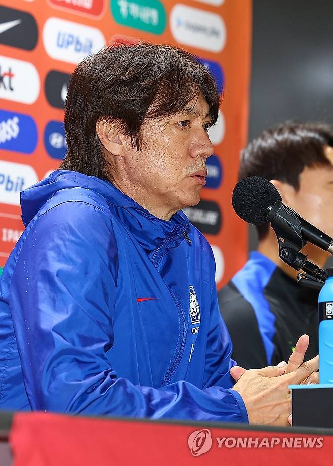 취재진 질문에 답하는 홍명보 감독 (고양=연합뉴스) 서대연 기자 = 대한민국 축구 국가대표팀 홍명보 감독이 파라과이와의 평가전을 하루 앞둔 13일 경기도 고양시 고양종합운동장에서 열린 공식 기자회견에서 취재진 질문에 답하고 있다. 2025.10.13 dwise@yna.co.kr
