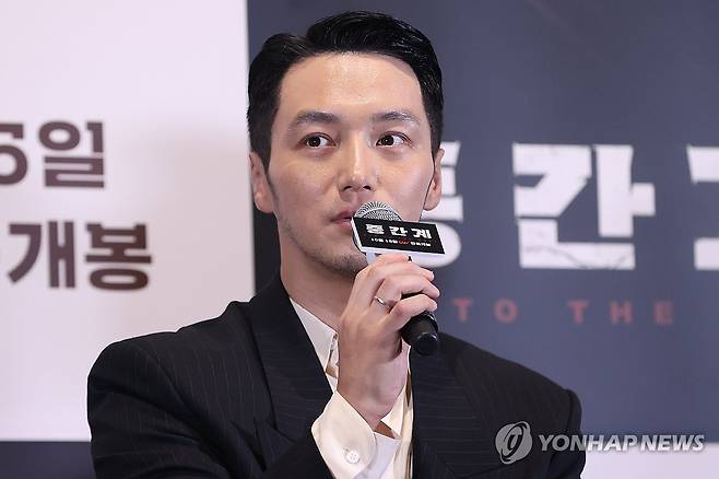 인사말하는 변요한 (서울=연합뉴스) 강민지 기자 = 배우 변요한이 13일 서울 용산구 CGV 용산아이파크몰에서 열린 AI 활용 장편 영화 '중간계' 기자간담회에서 인사말을 하고 있다. 2025.10.13 mjkang@yna.co.kr