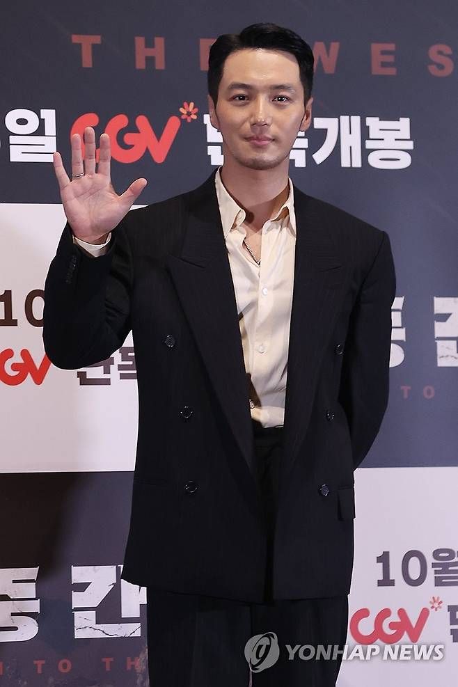 손 인사하는 변요한 (서울=연합뉴스) 강민지 기자 = 배우 변요한이 13일 서울 용산구 CGV 용산아이파크몰에서 열린 AI 활용 장편 영화 '중간계' 기자간담회에서 포즈를 취하고 있다. 2025.10.13 mjkang@yna.co.kr