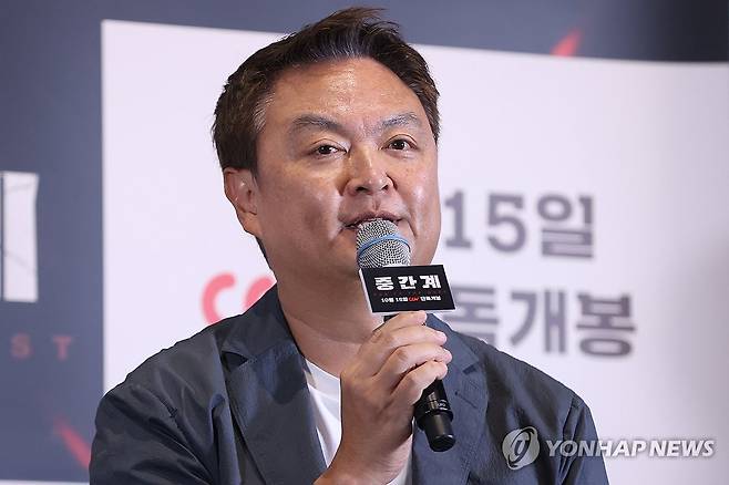 인사말하는 강윤성 감독 (서울=연합뉴스) 강민지 기자 = 강윤성 감독이 13일 서울 용산구 CGV 용산아이파크몰에서 열린 AI 활용 장편 영화 '중간계' 기자간담회에서 인사말을 하고 있다. 2025.10.13 mjkang@yna.co.kr