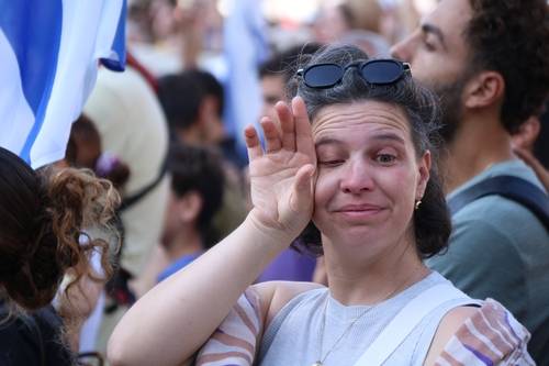 '감격의 눈물' (텔아비브=연합뉴스) 김동호 특파원 = 13일(현지시간) 텔아비브미술관 앞 '인질 광장'을 찾은 한 시민이 인질 석방 소식에 눈물을 훔치고 있다. 2025.10.13 dk@yna.co.kr