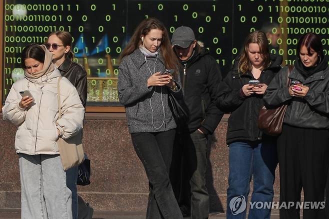 러시아 거리에서 휴대전화 보는 사람들 [타스 연합뉴스 자료사진. 재판매 및 DB 금지]