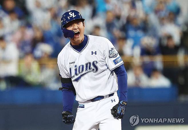 구자욱 '1점 추가요' (대구=연합뉴스) 김성민 기자 = 13일 대구 삼성라이온즈파크에서 열린 2025 KBO 프로야구 포스트시즌 준플레이오프 3차전 SSG 랜더스와 삼성 라이온즈의 경기. 3회말 2사 2루 삼성 구자욱이 1타점 2루타를 치고 기뻐하고 있다. 2025.10.13 ksm7976@yna.co.kr