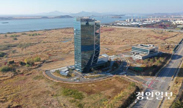 사진은 인천시 서구 청라국제도시 로봇타워만 들어선 로봇랜드 사업부지.  /경인일보DB