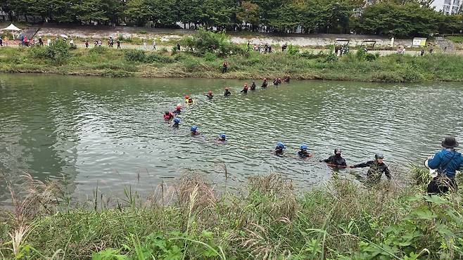 ▲ 소방대원들이 의정부시 중랑천 징검다리 인근에서 실종된 중학생을 찾기 위해 하천을 수색하고 있다./사진제공=북부소방재난본부