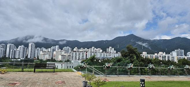 ▲ '군포시 철도지하화 범시민추진위원회'가 군포지역을 관통하는 금정역에서 당정역까지 경부선(1호선) 구간과 안산선(4호선) 금정역-도장터널 구간의 철도지하화를 요구하고 나섰다. 사진은 군포 수리산과 산본신도시 전경.