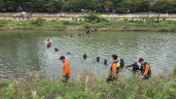 소방대원들이 14일 오전 중랑천을 수색하고 있다. [사진=경기북부소방재난본부]
