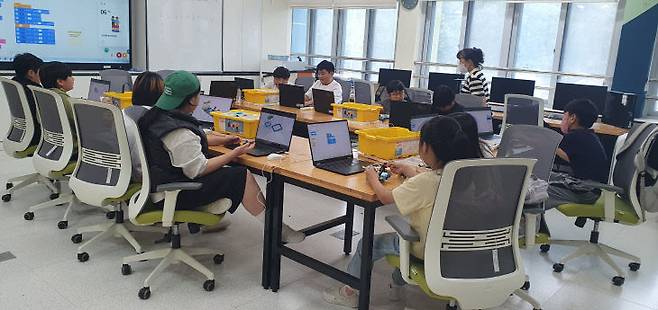 진산초 학생들이 SW프로그램을 배우고 있다. /충남교육청 제공