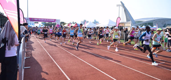 8회 거제시장배 섬꽃 전국마라톤대회가 지난 12일 거제스포츠파크에서 열리고 있다. /거제시