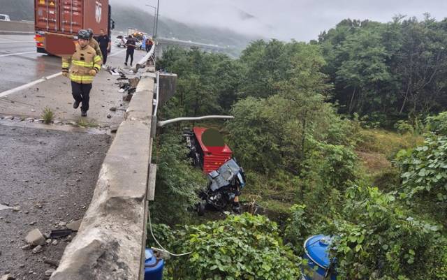 트레일러 추락 사고 현장 모습. 경북소방본부 제공