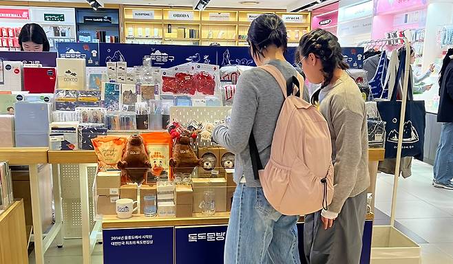 교보문고 광화문점에 독도문방구 팝업부스가 설치돼 인기를 끌고 있다./독도문방구 제공