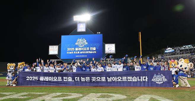 삼성 선수들이 14일 오후 대구 삼성라이온즈파크에서 열린 포스트시즌 준플레이오프 4차전 SSG 랜더스와 경기에서 승리하며 플레이오프에 진출을 확정한 뒤 관중석을 향해 인사를 하고 있다. /삼성 라이온즈 제공