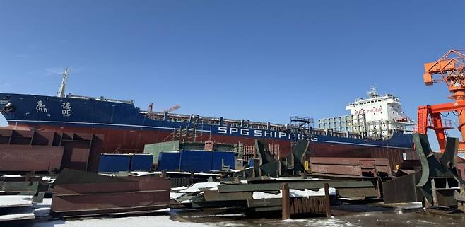 오는 22일부터 제주항~중국 칭다오항에 정기 취항하는 중국 산둥원양해운그룹의 7500톤급 화물선 전경.