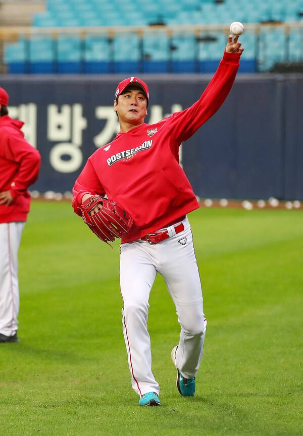 김광현이 준PO 4차전 경기를 앞두고 훈련에 임하고 있다. (사진=SSG)