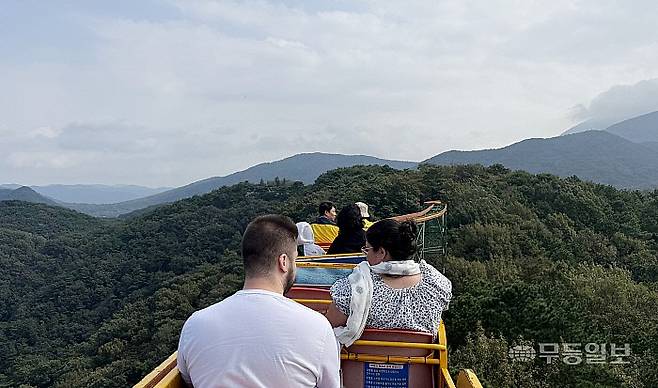 지난 13일 오전 광주 동구 무등산 지산유원지. 이른 아침부터 외국인을 비롯한 시민들이 모노레일에 탑승해 무등산의 경치를 감상하고 있다.