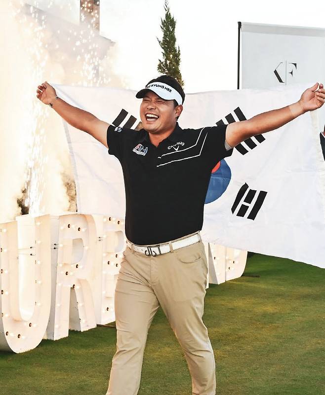 이승택이 PGA 투어 카드를 획득한 뒤 태극기를 들고 기뻐하고 있다.(사진=PGA 콘페리투어 SNS)