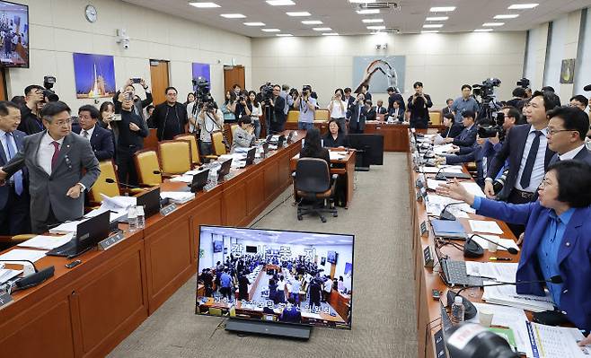 14일 서울 여의도 국회 과학기술정보방송통신위원회에서 열린 2025년도 국정감사에서 더불어민주당 김우영 의원의 질의 중 국민의힘 박정훈 의원의 문자메시지 공개와 관련해 여야 의원들이 설전을 벌이고 있다. (사진=연합뉴스)