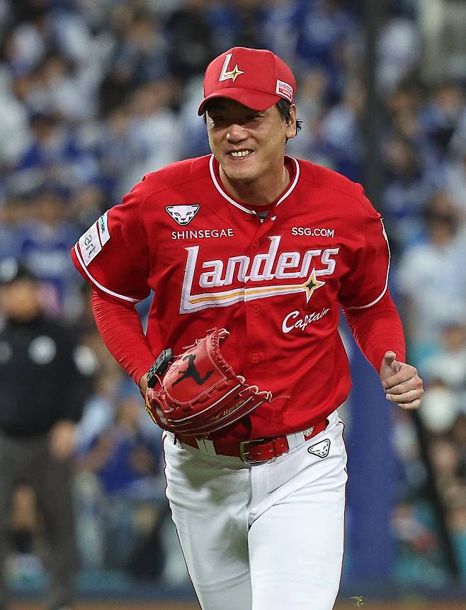 14일 대구 삼성라이온즈파크에서 열린 2025 프로야구 KBO리그 포스트시즌 준플레이오프 4차전 SSG 랜더스와 삼성 라이온즈의 경기. 2회말 SSG 선발투수 김광현이 삼진을 잡고 밝게 웃고 있다. 사진=연합뉴스