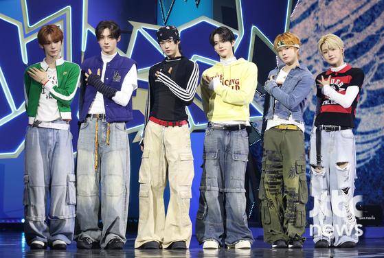 투어스가 13일 서울 광진구 예스24라이브홀에서 열린 미니 4집 'play hard' 쇼케이스에 참석해 포즈를 취하고 있다.  김현우 엔터뉴스팀 기자 kim.hyunwoo3@jtbc.co.kr