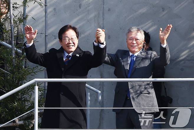 이재명 더불어민주당 대표가 30일 오후 경남 양산시 하북면 평산마을 문재인 전 대통령 사저를 방문해 문 전 대통령을 예방, 손을 맞잡고 지지자들을 향해 인사하고 있다. 2025.1.30/뉴스1 ⓒ News1 김민지 기자