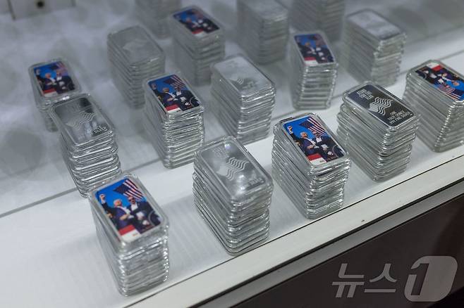 2025년 4월 26일 조지아주 애틀랜타에서 열린 전미총기협회(NRA) 연례 회의장에 도널드 트럼프 대통령이 암살 공격 직후 주먹을 치켜세우는 이미지가 새겨진 은괴가 전시되어 있다. ⓒ AFP=뉴스1