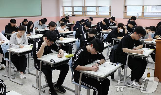 2026학년도 대학수학능력시험(수능)을 30일 앞둔 14일 오전 경기 화성시 동탄고등학교에서 3학년 학생들이 수능 시험 전 마지막 모의평가인 10월 전국연합학력평가를 치르고 있다. 2025.10.14/뉴스1 ⓒ News1 김영운 기자