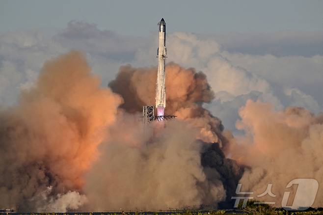 13일(현지시간) 미국 텍사스주 스타베이스에 있는 SpaceX 발사대에서 스타십 우주선을 실은 슈퍼 헤비 부스터가 11번째 시험 비행을 위해 이륙하고 있다. 2025.10.13. ⓒ 로이터=뉴스1 ⓒ News1 이정환 기자