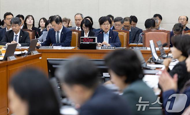 정은경 보건복지부 장관이 14일 서울 여의도 국회에서 열린 보건복지위원회 보건복지부 등에 대한 국정감사에 출석해 의원 질의에 답변하고 있다. 2025.10.14/뉴스1 ⓒ News1 이승배 기자