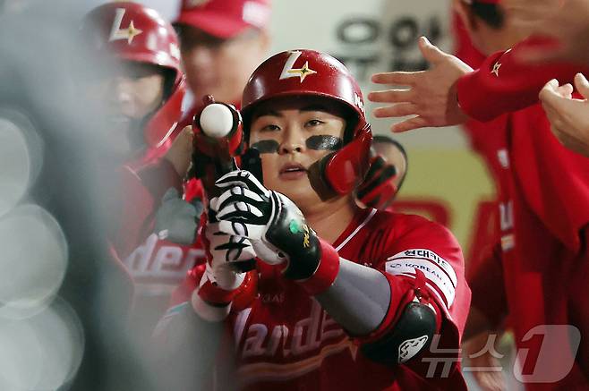 13일 오후 대구 삼성라이온즈파크에서 열린 프로야구 2025 신한 SOL뱅크 KBO 준플레이오프 3차전 SSG 랜더스와 삼성 라이온즈의 경기, SSG 고명준이 9회초 무사 1루 상황 투런홈런을 친 뒤 더그아웃에서 세리머니를 하고 있다. 2025.10.13/뉴스1 ⓒ News1 김진환 기자